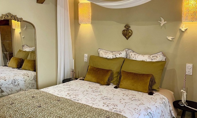 Saint-Paul-les-Romans Apartment | La Suite Drômoise 1809 Country chic accommodation with Spa bath