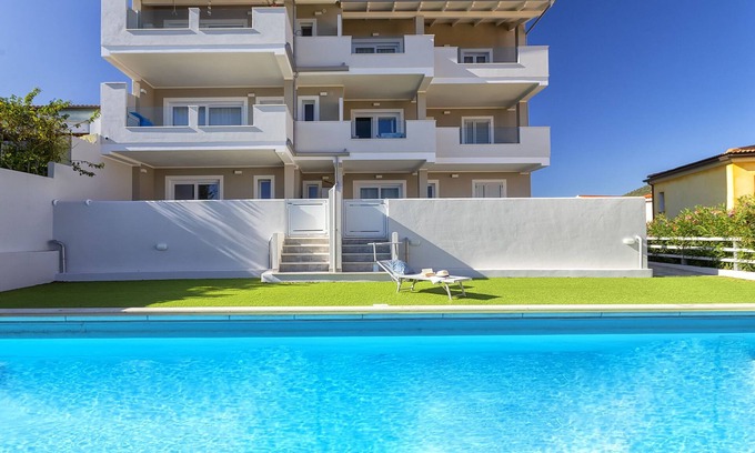 La Muddizza Apartment | La terrazza sulla piscina by Interhome