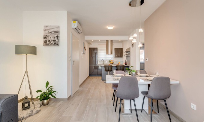 Trogir Apartment | La vie est belle modern apartment in Trogir center