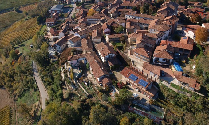 Verduno Apartment | La Vigna del Parroco 'Azzurro' Country house with swimming pool and free Wi-Fi