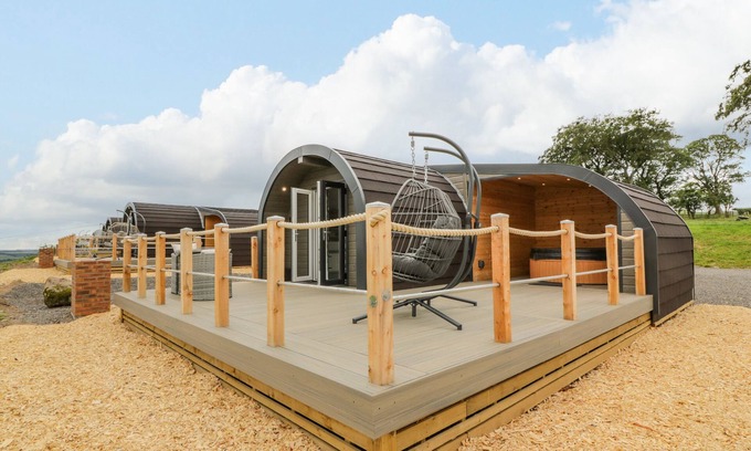 Lochmaben Cottage | LAIRD LODGE 2, romantic, with hot tub in Lochmaben