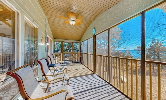 Lost Bridge Village Cabin | Lake Access Mountain view 3BHK Getaway w Deck Patio