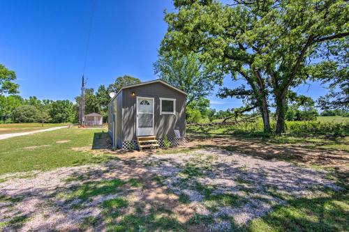 Alba House | Lake Fork Getaway Tiny Home in Alba with BBQ!
