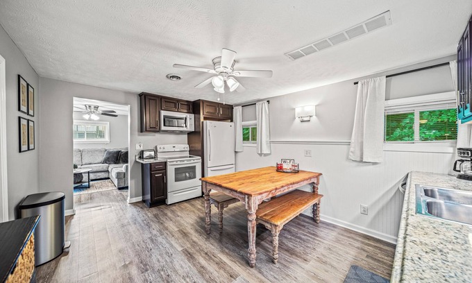 Geneva-on-the-Lake Cottage | Lake Grove Cottage: 1 min walk to the Strip!