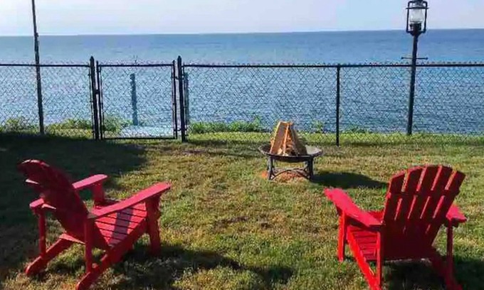 Olcott House | Lake House right on the Bluff of Lake Ontario