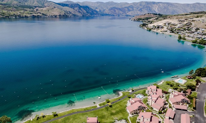 Chelan Condo | Lake & Mountain View Condo with Free WiFi, Shared Pool, Hot Tub, & Fitness Room