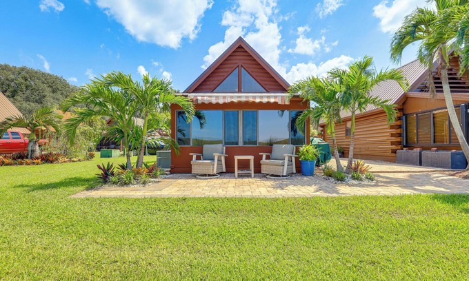 Okeechobee Cabin | Lake Okeechobee Log Cabin w/Community Pool & Dock