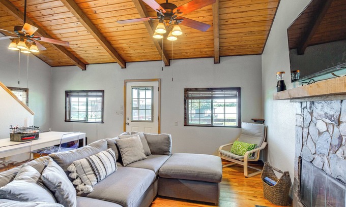 Chandler House | Lake Palestine Home w/Boat Dock & View!