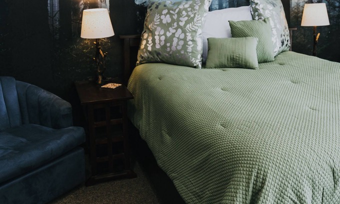 White Cloud Apartment | Lake Side Guest House with Hot Tub