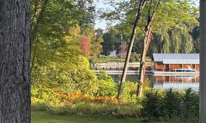 Lake George Condo | Lake side unit - enjoy the autumn peeping events, ski this winter and boat/swim