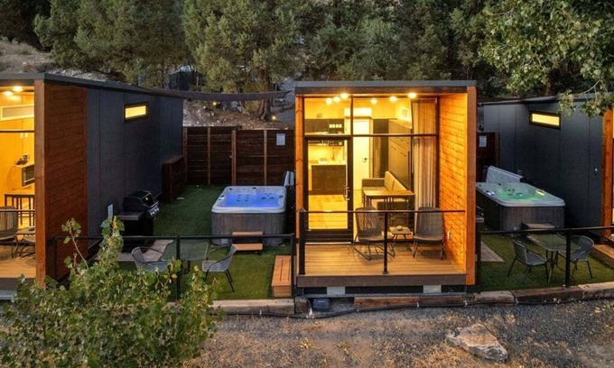 Madras House | Lake Simtustus Resort Crown Point Tiny Home #13 - Hot Tub