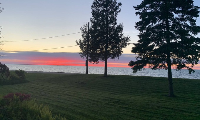 Sarnia House | Lake view beach access