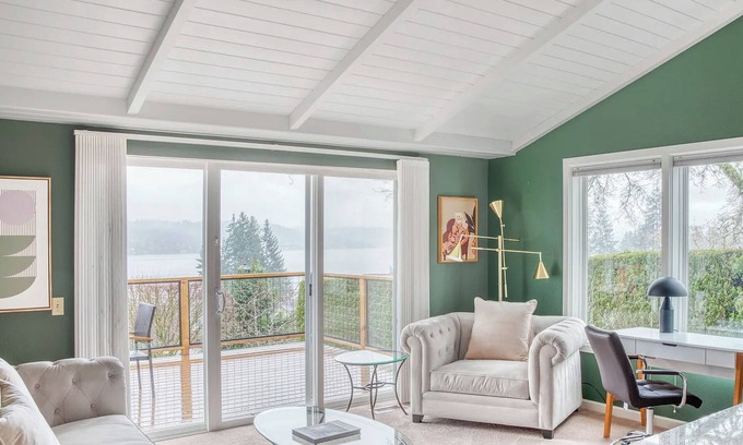 East Lake Hills House | Lake View Relaxing Bellevue Home