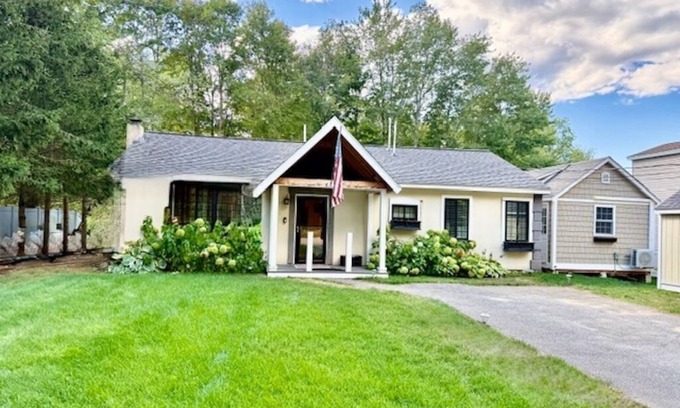 Lochmere House | Lake Winnisquam Waterfront-Renovated 2 BR Cozy Lake house