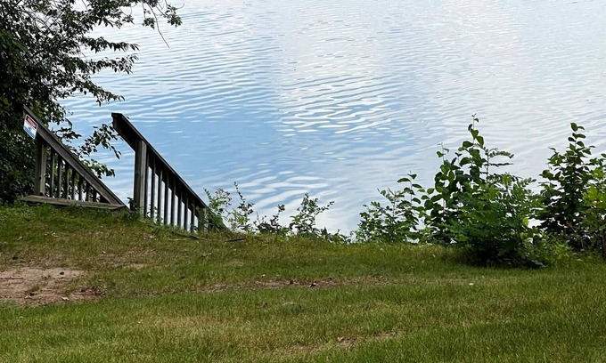 Lake Wissota Apartment | 🔥 Lakefront · 2 Docks · Portable Fire Pit · Grill · Laundry, 1 night stays