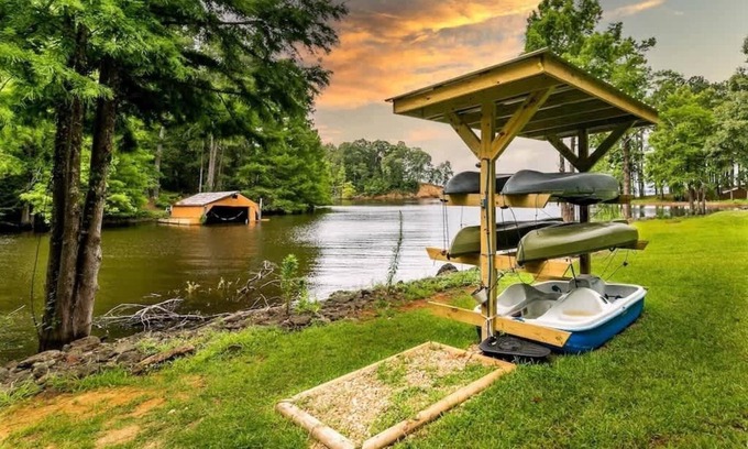 Negreet House | Lakefront 3BR with Bunkhouse Kayaks Rowboat Incl