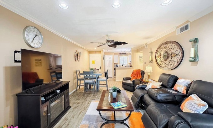 Walden on Lake Conroe Condo | Lakefront Action | Paddle Pickle Pool Sunsets