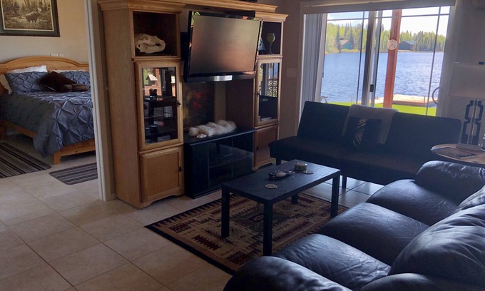 Ridgeway House | Lakefront Alaskan Home - Epic Views, Float Planes, Near Town