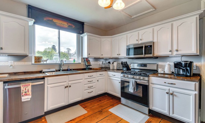 Cayuga Cottage | Lakefront Cayuga Retreat w/Private Deck & Hot Tub