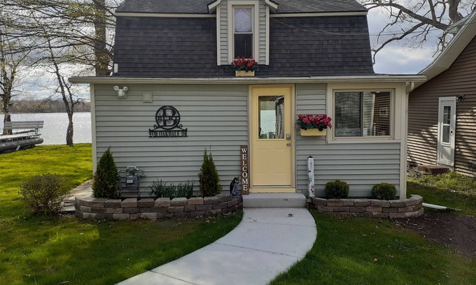 Laingsburg Cabin | Lakefront cottage, close to E. Lansing. MSU, weddings, golf. Sleeps 2-4. Fish!