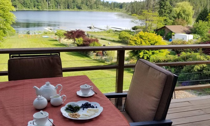 Maple Heights-Lake Desire Cottage | Lakefront Cottage with Mountain view