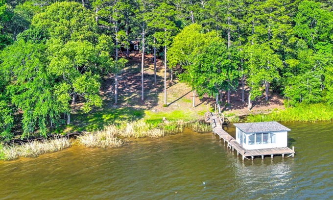 Grapeland Cabin | Lakefront Crockett Cabin w/Boathouse & Kayaks!