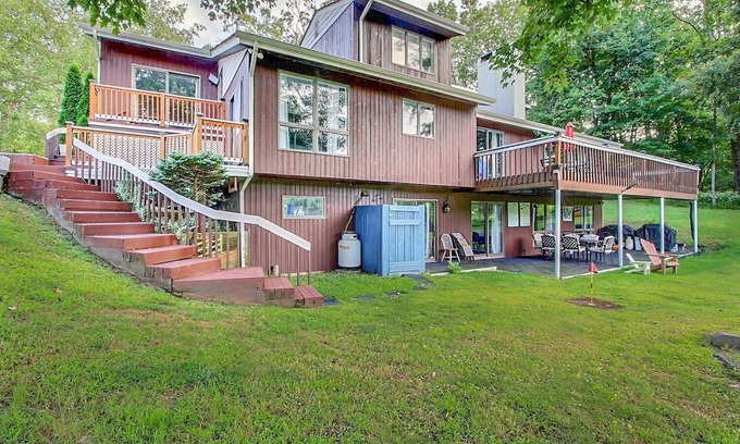 Newton House | Lakefront Family Retreat~Private Pool~Game Room