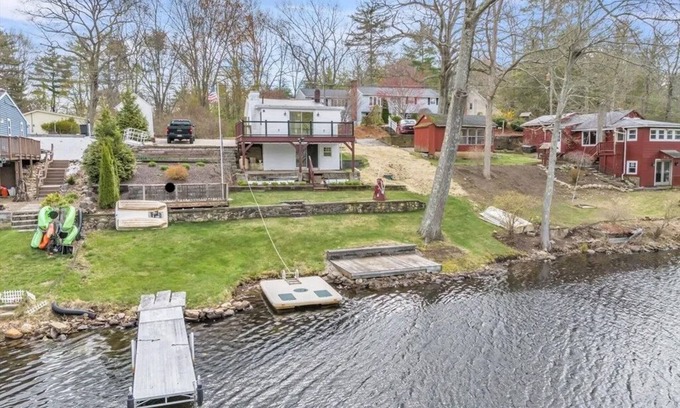 Charlton Cottage | Lakefront: Fish, Kayak, Canoe, Near Treehouse Brewery, Sturbridge Village!