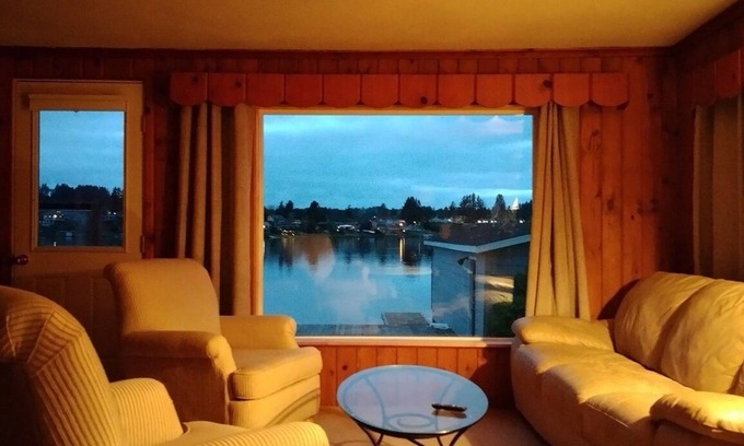 Otis House | Lakefront Home with Panoramic View: Devils Lake, Oregon