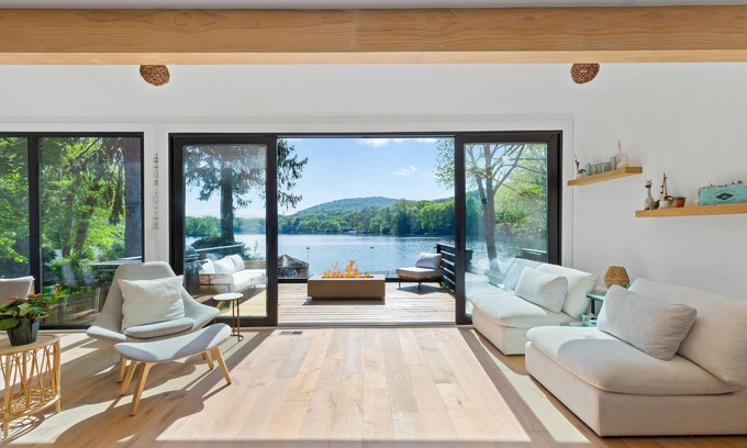 Oakland House | Lakefront luxurious retreat