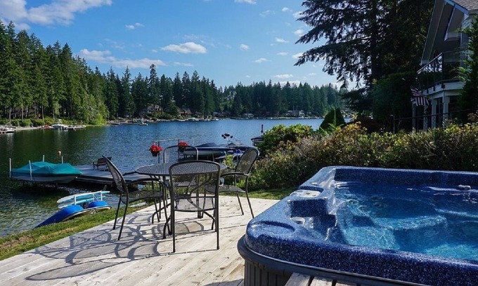 Grapeview Cabin | Lakefront Mason Lake home- glamping in a cabin!