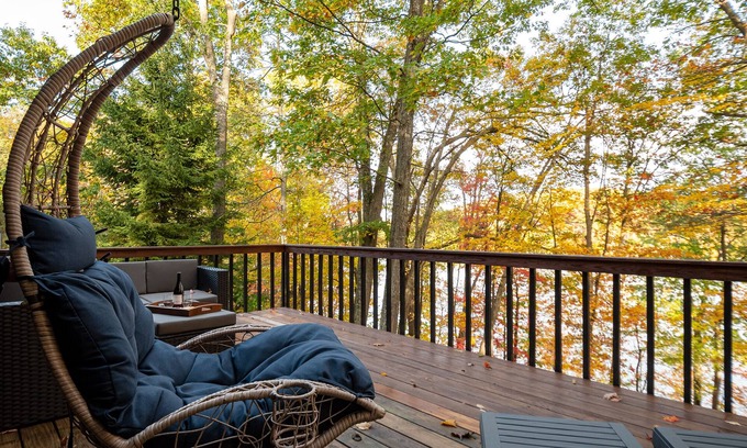 McHenry Ski Chalet | ✔ Lakefront paradise & lake toys included! Hot Tub~Dock~Game room & Fire-pit!
