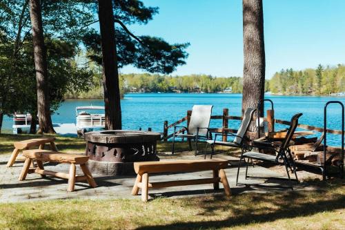 Mayfield House | Lakefront Resort Retreat-Pontoon & SUP Rentals