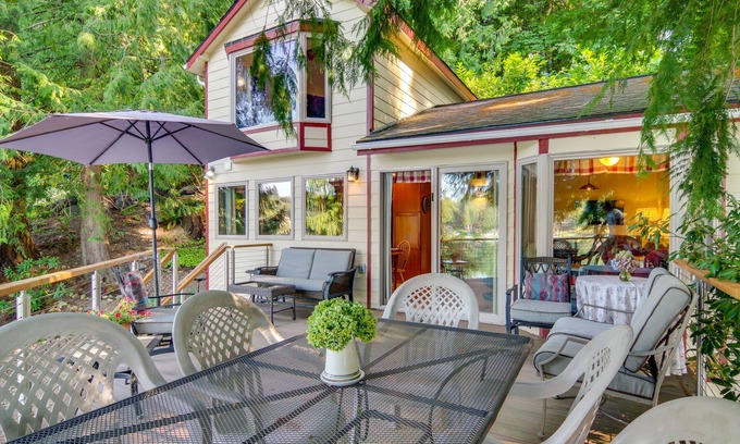 Lake Bosworth Cottage | Lakefront Snohomish Cottage w/Private Dock!