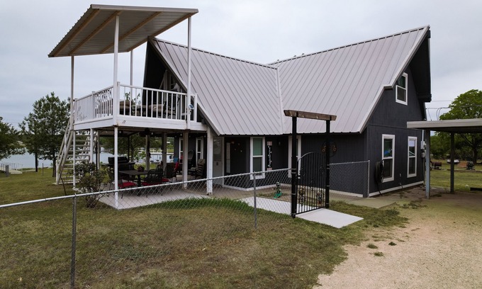 Coleman House | Lakefront Waters Edge Lake House/Huge Boat Dock/Deep Water/Lakefront Sunsets