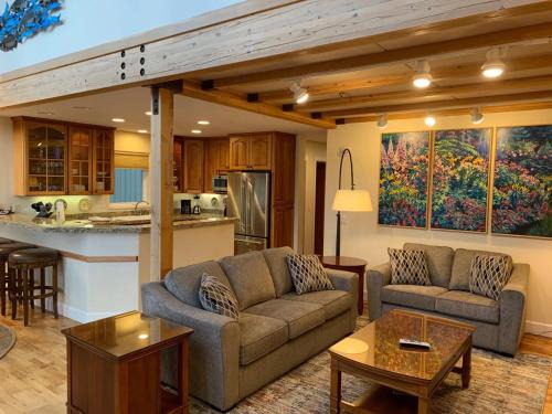 Homer House | Lakeshore Lodging Lodge 715