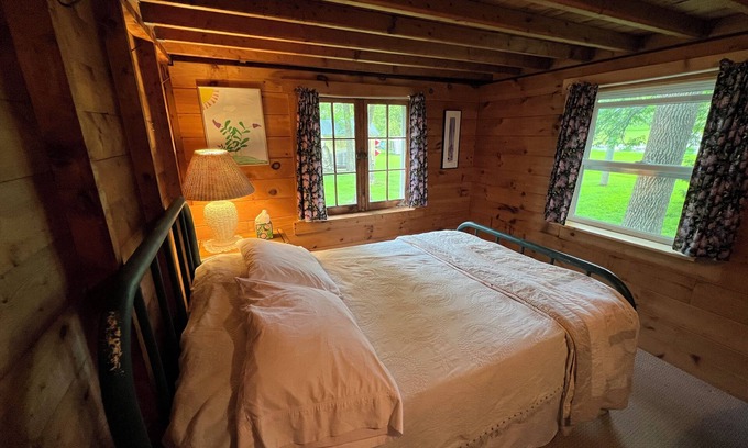 Grand Isle Cottage | Lakeside 2-bedroom cottage with WiFi in Grand Isle