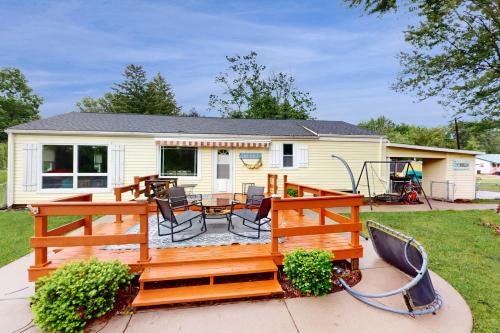 Coldwater House | Lakeside Cottage Retreat