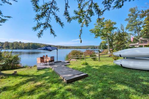 Lake Ariel House | Lakeside, Dock, Hot Tub, Kayaks, Arcade, Playset