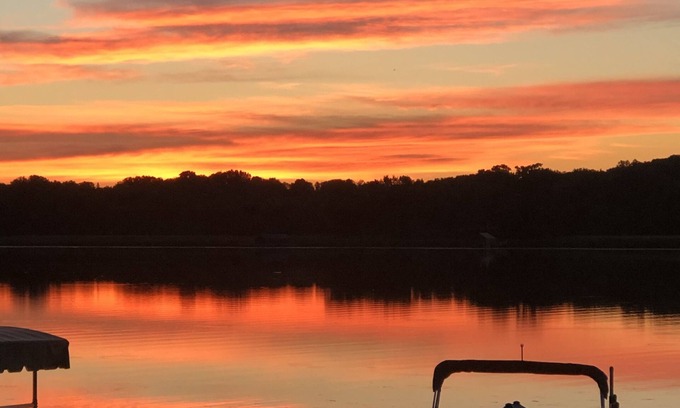 Wyoming House | Lakeside Getaway! 35 mins from downtown Minneapolis & close to Mall of America