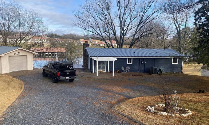 Moneta House | Lakeside lookout!The perfect place to vacation with the family to boat or relax!