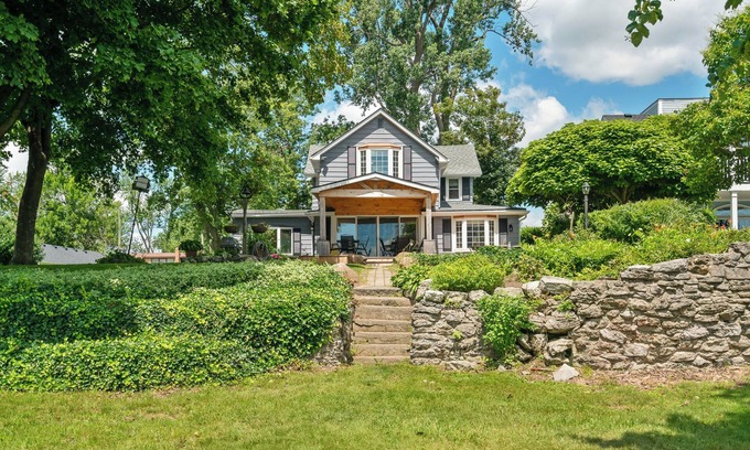 Fort Erie House | Lakeside Paradise