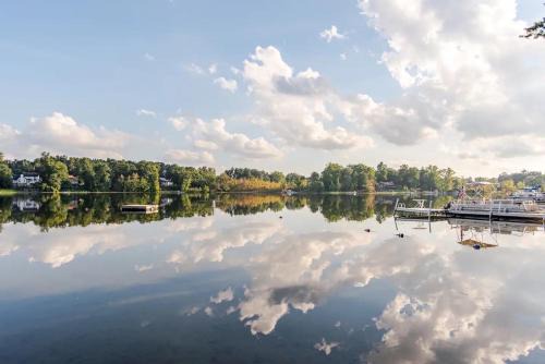 Hartland House | Lakeside Retreat - Cozy Cottage with Firepit