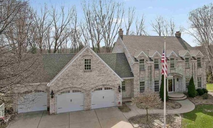 Ashwaubenon House | Lambeau Field retreat 1.6 Miles from Lambeau n2k sqft Lower level Luxury Walkout