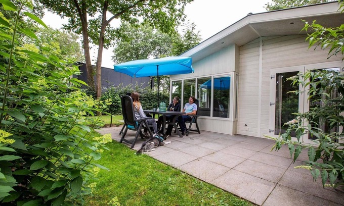 Aalst Ski Chalet | ✓ Landhuis at Recreatiepark het Esmeer ✓ Holiday home for 4 persons ✓ Located in Aalst (Gelderland) ✓ Waterside holiday park ✓ Book directly through the park