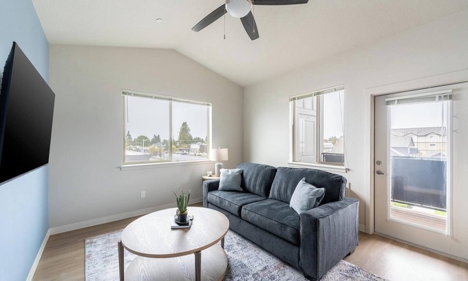 Molalla Apartment | Landing | Stylish 2BD, Gym, Pool