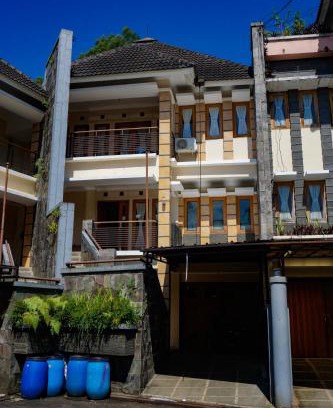 Dago House | Larasmita Cisitu by Zenrra House