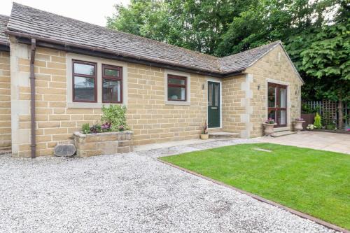 Sutton-in-Craven House | Large 2-Bedroom Bungalow near Airedale Hospital, Keighley, Convenient Location with Parking