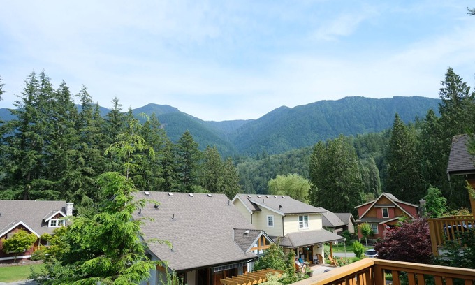 Lindell Beach Cottage | Large 3 Bedroom Cottage with Resort Like Amenities