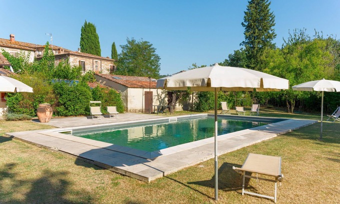 Asciano Apartment | Large apartment in Asciano, A/C, 2nd floor with private terrrace in the garden